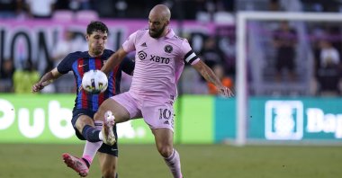 Barcelona's Andreas Christensen (L) vies with Inter Miami's Gonzalo Higuain during a friendly match, Fort Lauderdale, U.S., July 19, 2022. (AP Photo)