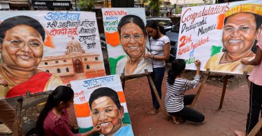 Art school students make paintings of India's Bharatiya Janata Party's (BJP) presidential candidate Droupadi Murmu, in Mumbai on July 21, 2022. (AFP Photo)
