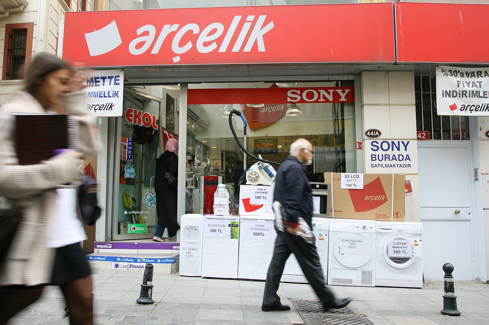 People walk past an Arçelik dealer selling washing machines and refrigerators in Istanbul, Oct. 12, 2011. (Reuters Photo)