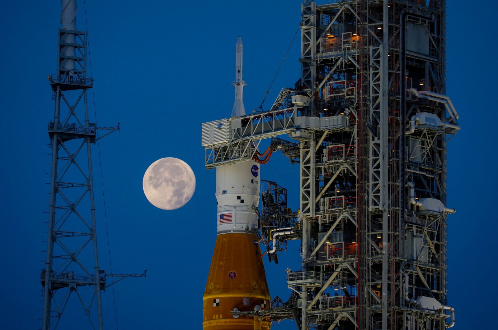 NASA&#039;s Artemis moon rocket sits at Launch Pad Complex 39B at Kennedy Space Center, in Cape Canaveral, Florida, U.S., June 15, 2022. (AFP Photo)