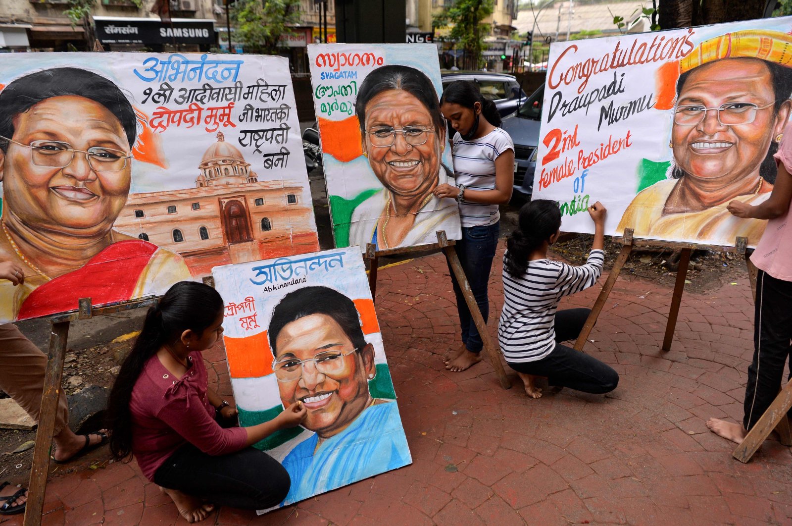Art school students make paintings of India&#039;s Bharatiya Janata Party&#039;s (BJP) presidential candidate Droupadi Murmu, in Mumbai on July 21, 2022. (AFP Photo)