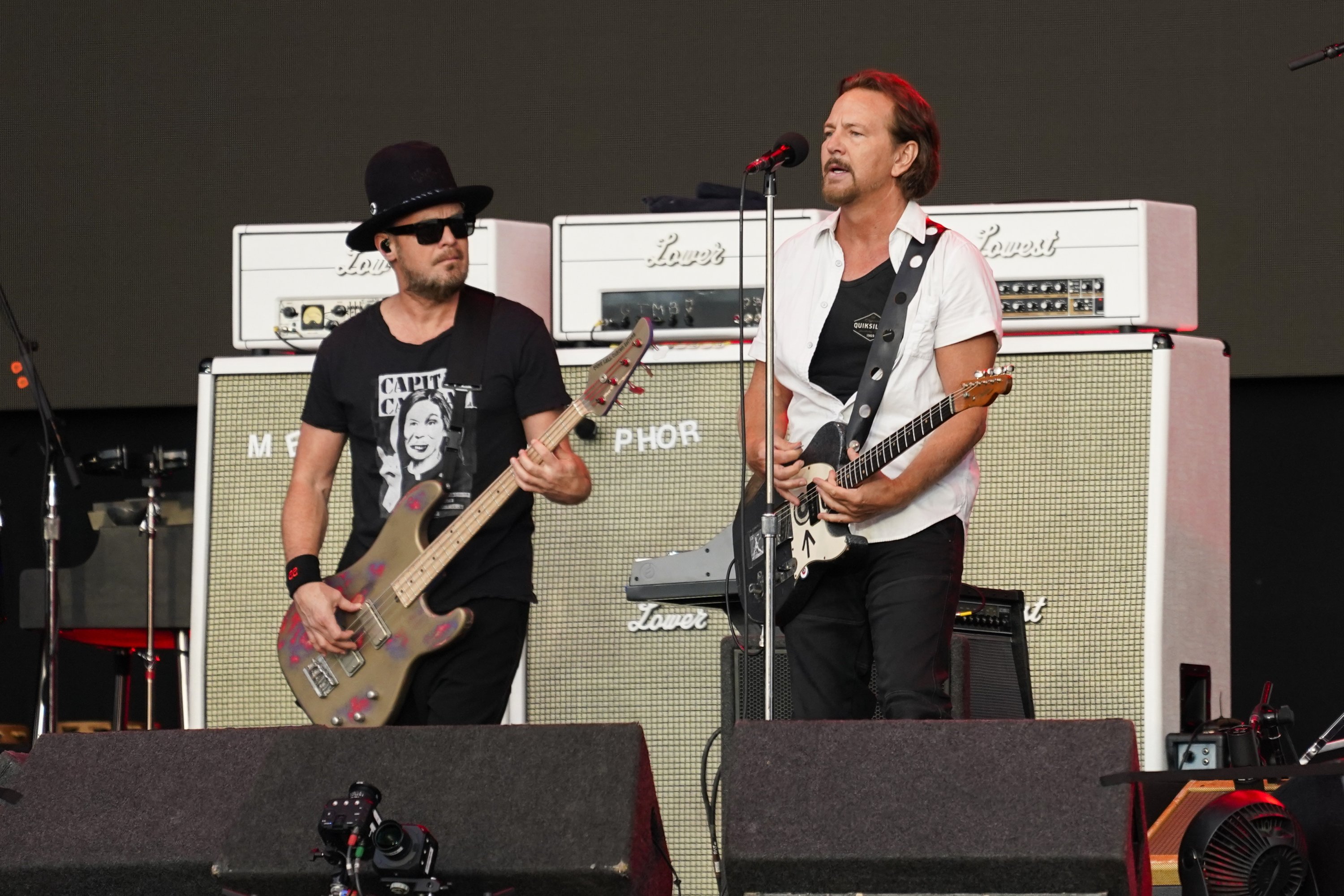 Eddie Vedder, kanan, dan Jeff Ament dari Pearl Jam tampil live di atas panggung di BST Hyde Park, di London, Inggris, 8 Juli 2022. (AP)