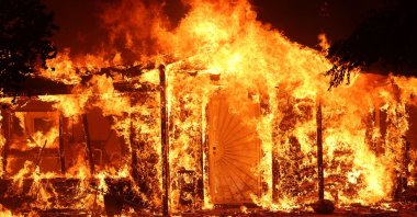 A home burns as the Oak Fire moves through the area near Mariposa, California, U.S., July 23, 2022. (AFP Photo)