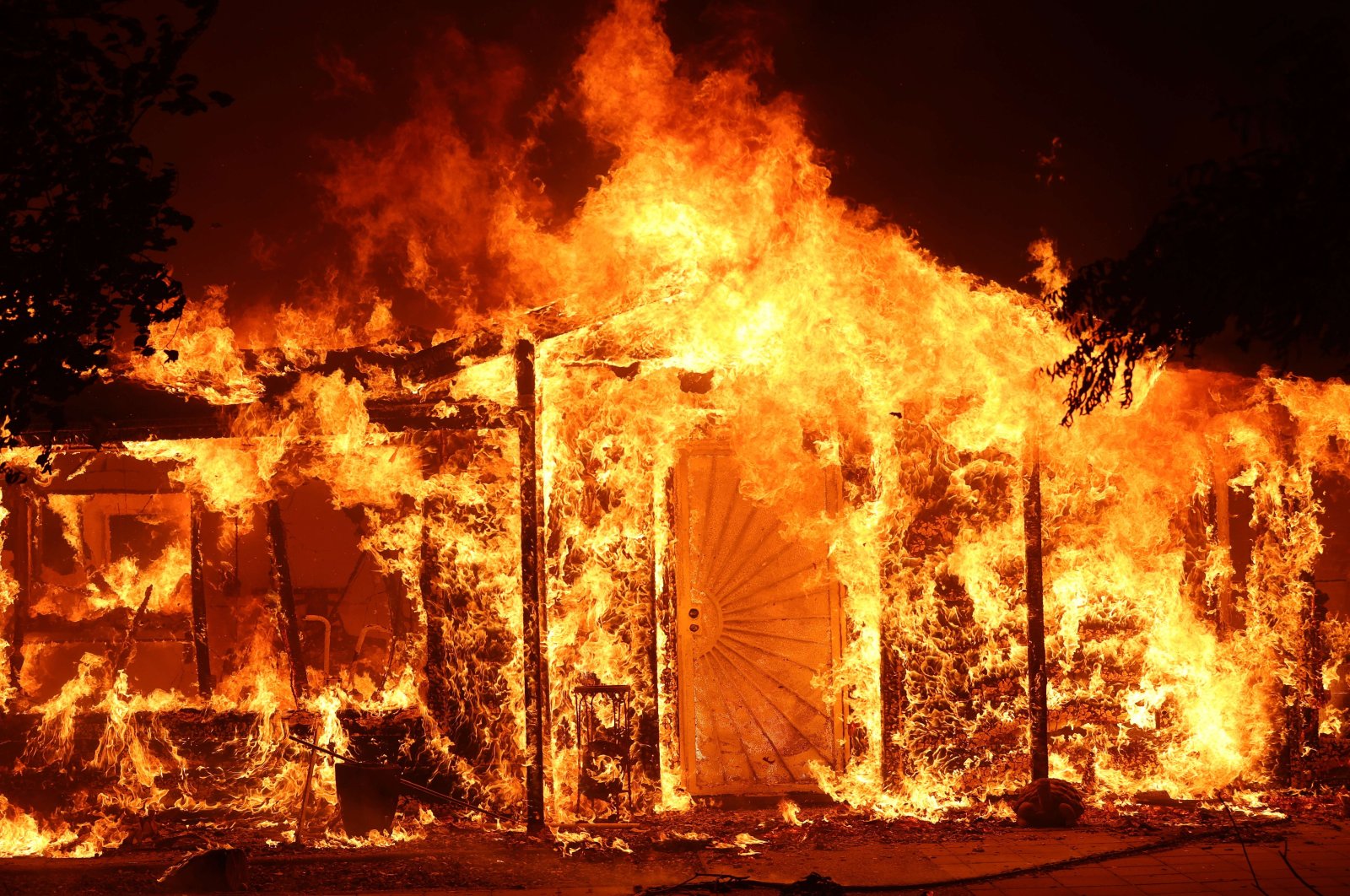 A home burns as the Oak Fire moves through the area near Mariposa, California, U.S., July 23, 2022. (AFP Photo)