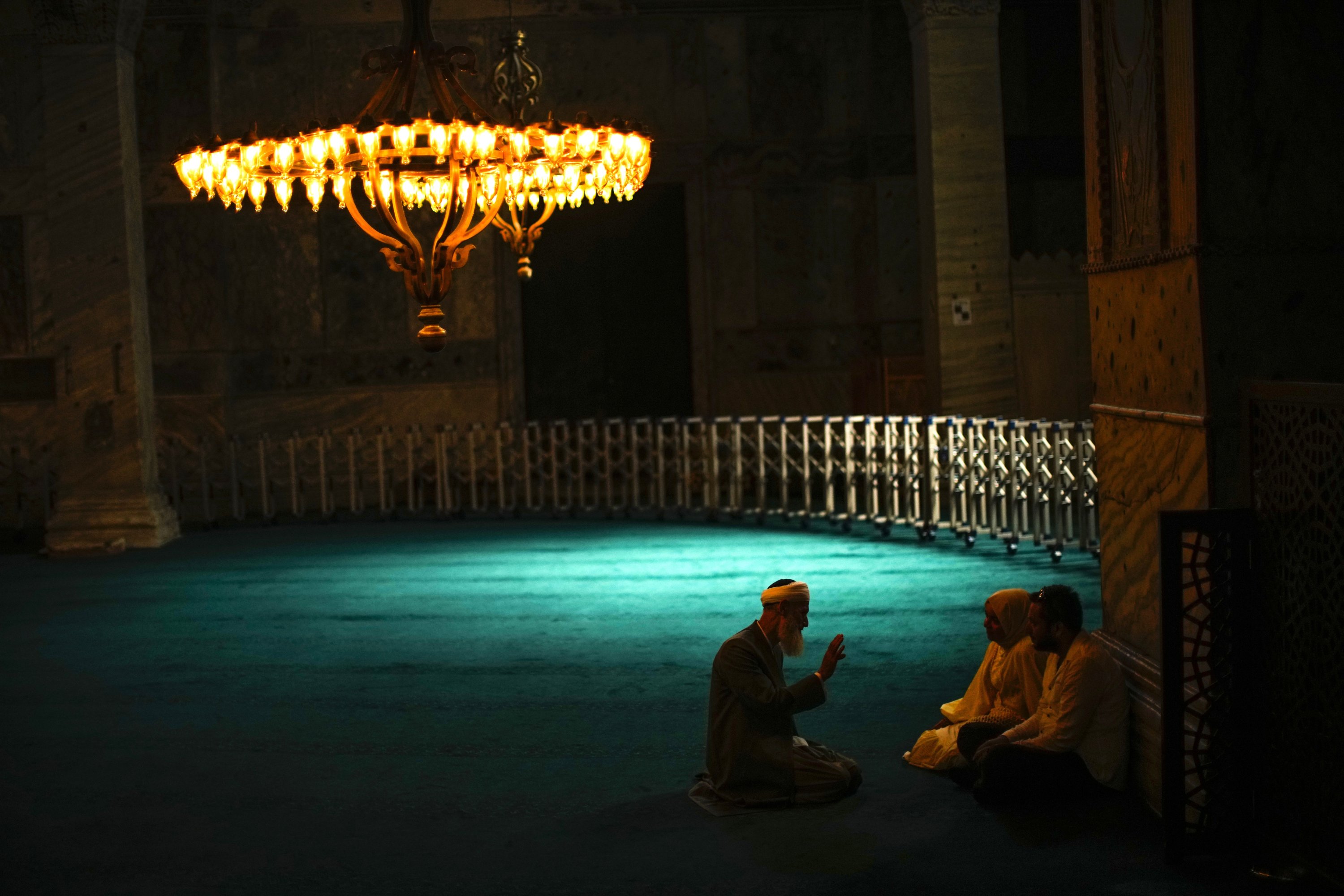 Umat ​​Muslim berbicara setelah sholat pada hari pertama Qurban Bayram di Masjid Agung Hagia Sophia, Istanbul, Turki, 9 Juli 2022. (AP Photo)