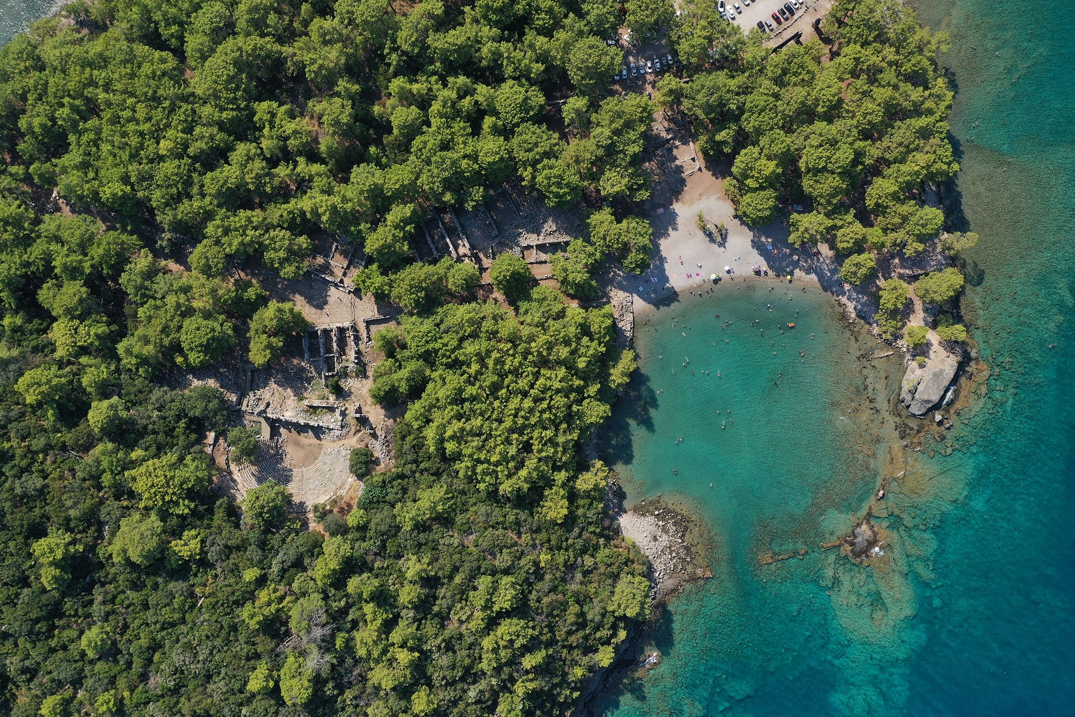 Phaselis Bay di Kemer Antalya, di Turki selatan memiliki perairan biru Mediterania yang indah dan juga reruntuhan kota kuno.  (Foto Shutterstock)