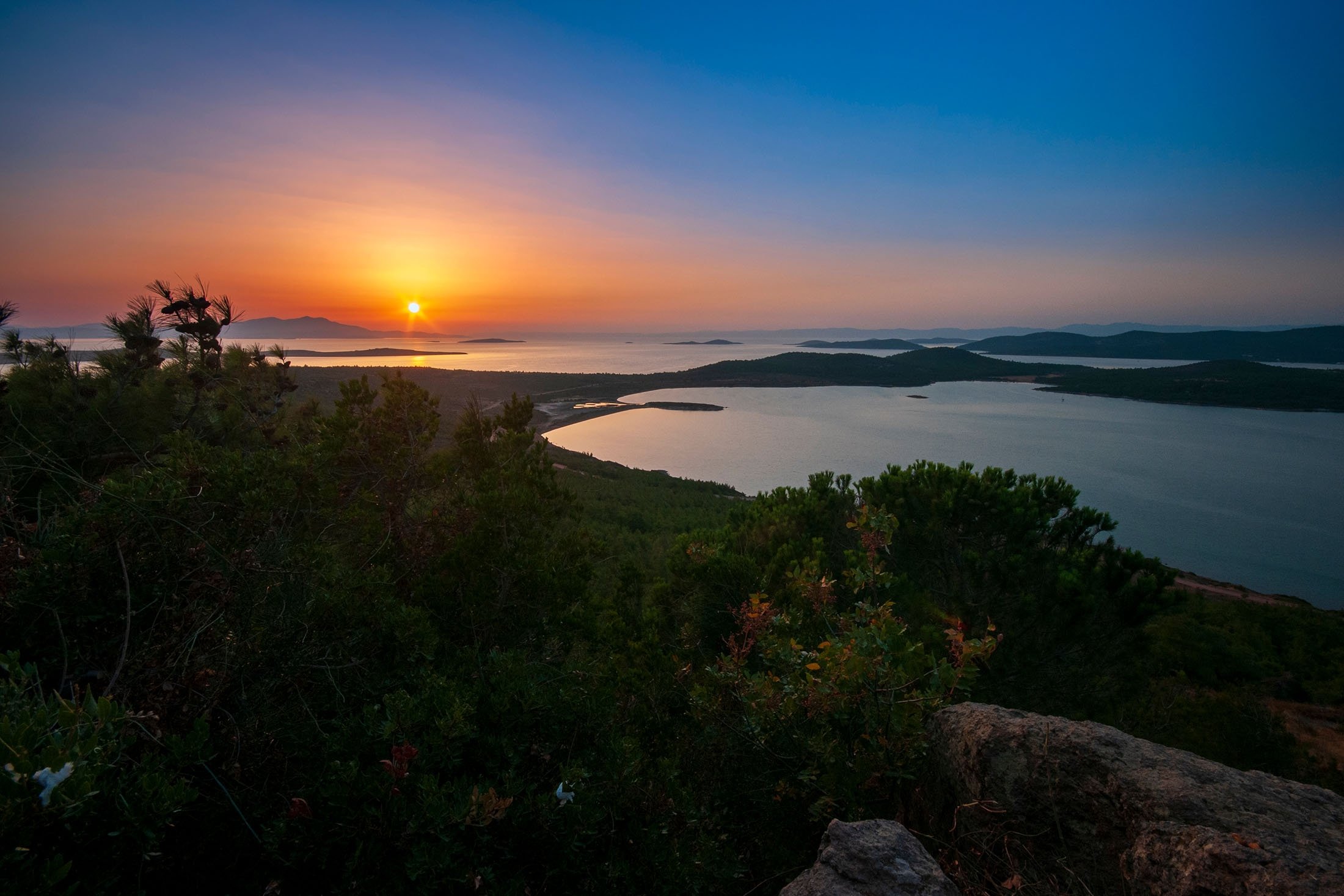 Den Sonnenuntergang über den Buchten und Buchten von Ayvalık zu beobachten, ist wirklich faszinierend, Türkei.  (Shutterstock-Foto)