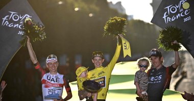 Jumbo-Visma&#039;s Danish rider Jonas Vingegaard (C) celebrates his overall victory on the podium after the 21st and final stage of the 109th edition of the Tour de France cycling race, July 24, 2022. (AFP Photo)