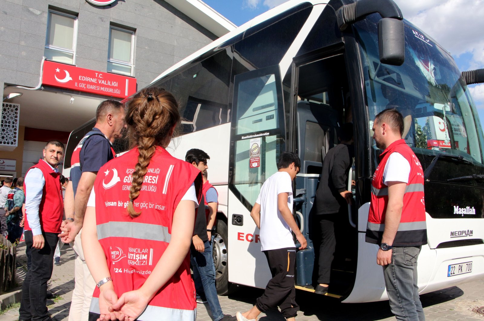 Illegal migrants board a bus before being deported from Turkey, Edirne, Turkey, July 24, 2022. (DHA Photo)