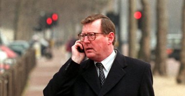 Ulster Unionist Party leader David Trimble makes a mobile phone call in The Mall on his way to the final day of the all-party Northern Ireland peace talks at Lancaster House, London, Britain, Jan. 28, 1998. (EPA Photo)