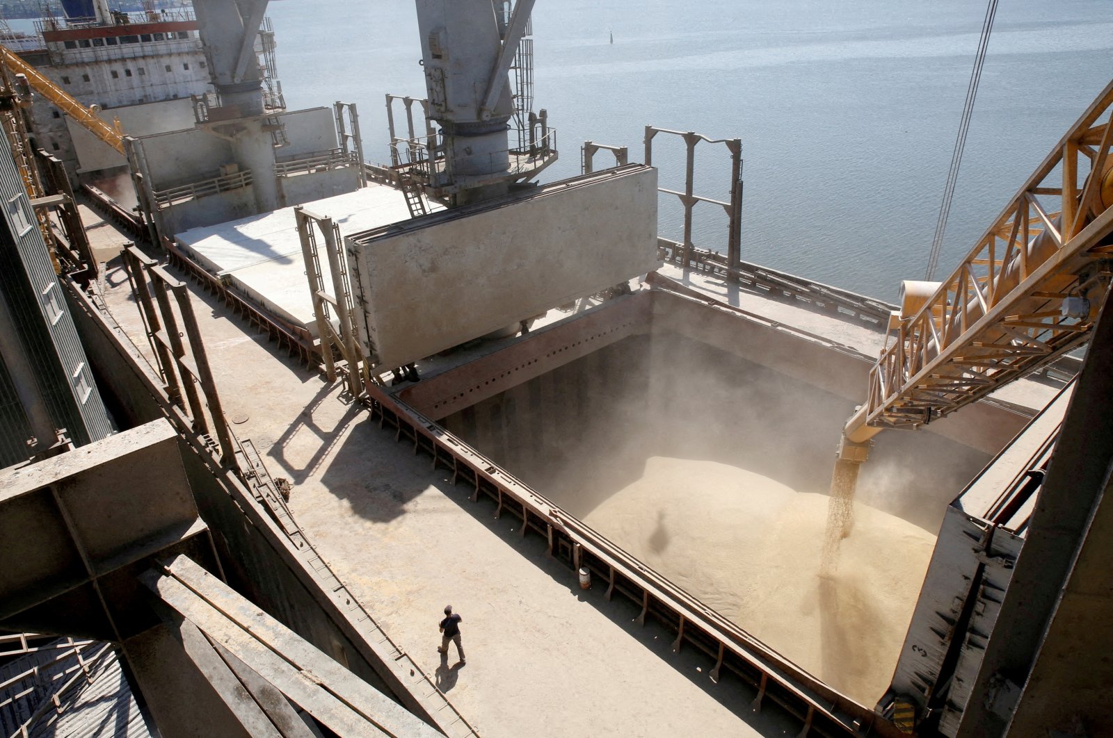 A dockyard worker watches as barley grain is mechanically poured into a 40,000 ton ship at a Ukrainian agricultural exporter&#039;s shipment terminal in Nikolaev, Ukraine, July 9, 2013. (Reuters Photo)