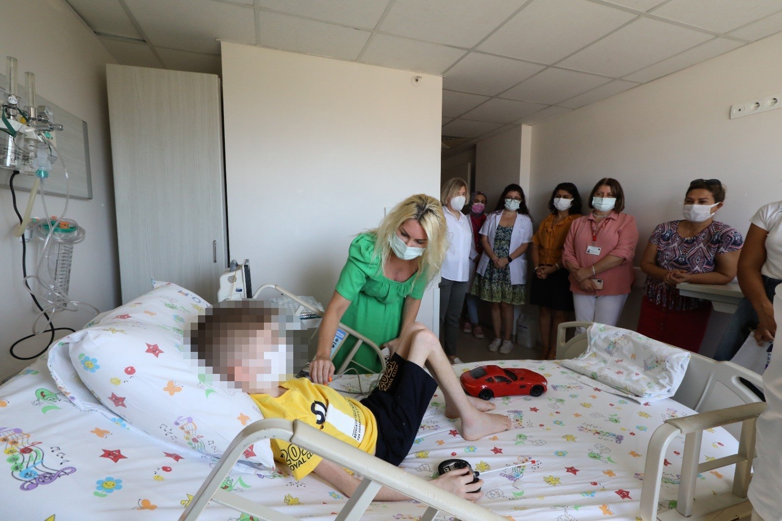 Lääkärit ja sairaanhoitajat vierailevat pojan sairaalahuoneessa, Antalyassa, Turkissa, 25. heinäkuuta 2022. (İHA Kuva)