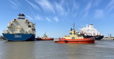 An LNG tanker is guided by tug boats at the Cheniere Sabine Pass LNG export unit in Cameron Parish, Louisiana, U.S., April 14, 2022. (Reuters Photo)