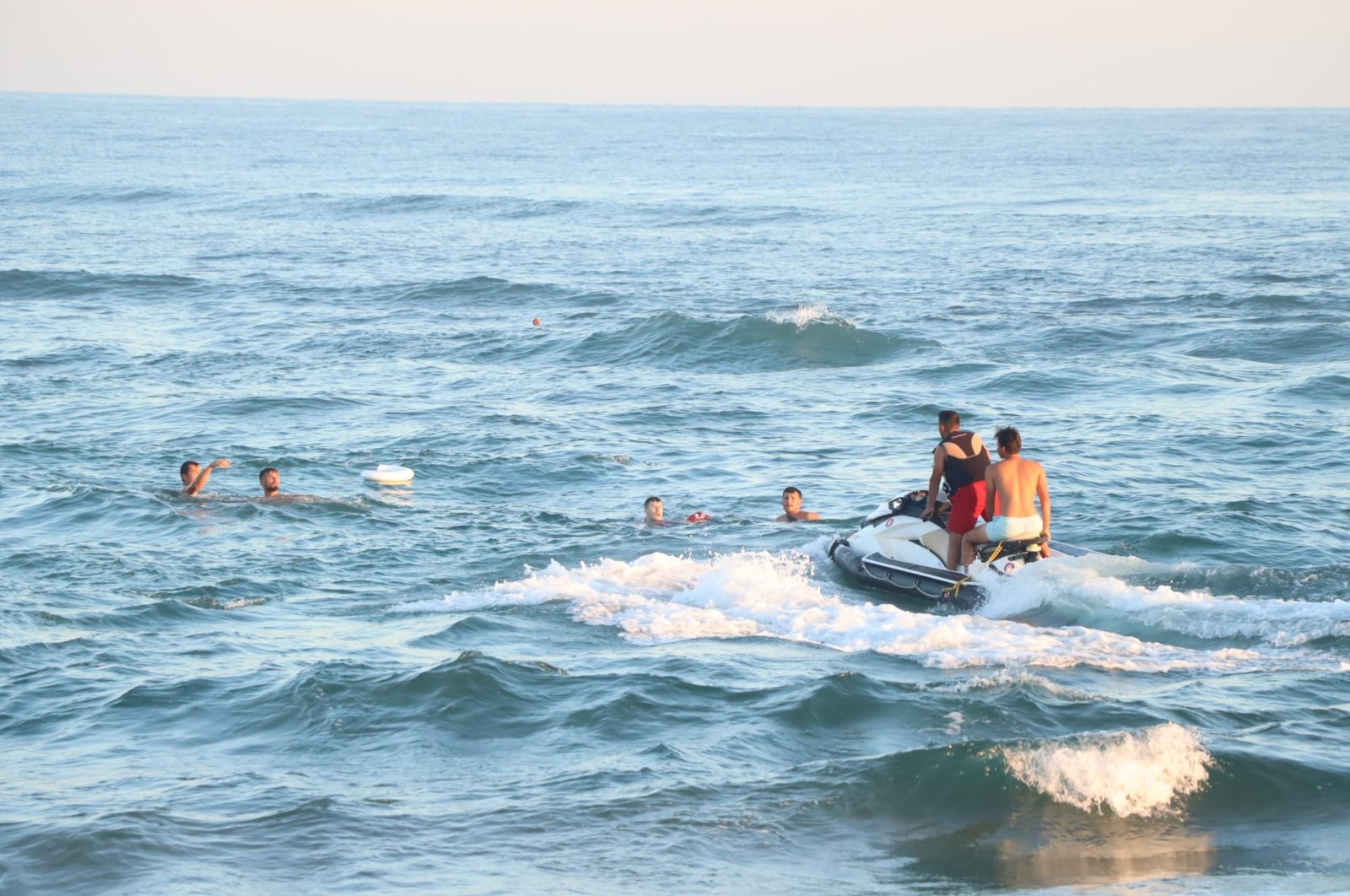 People help swimmers in danger of drowning, in Kocaeli, northwestern Turkey, July 12, 2022. (AA Photo)
