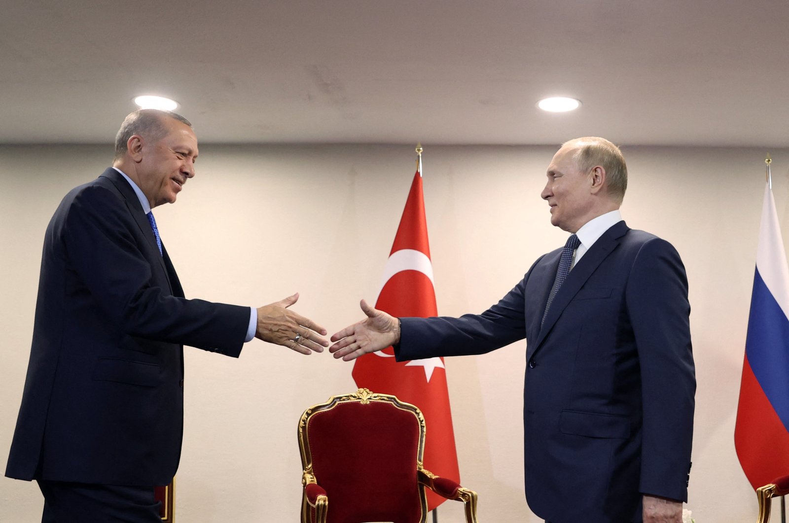 President Recep Tayyip Erdoğan shakes hands with Russian President Vladimir Putin during a meeting as part of the Astana Trilateral Summit at the Tehran International Conference Hall in Tehran, Iran, July 19, 2022. (AFP)