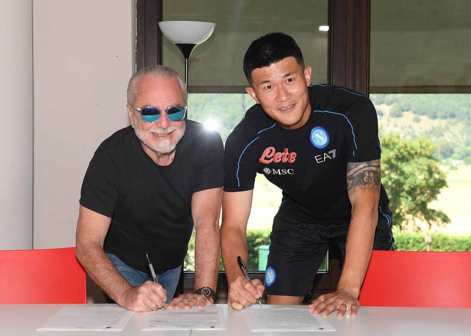 South Korea defender Kim Min-jae (L) and Napoli chair Aurelio De Laurentiis sign a contract, Napoli, Italy, July 27, 2022. (IHA Photo)