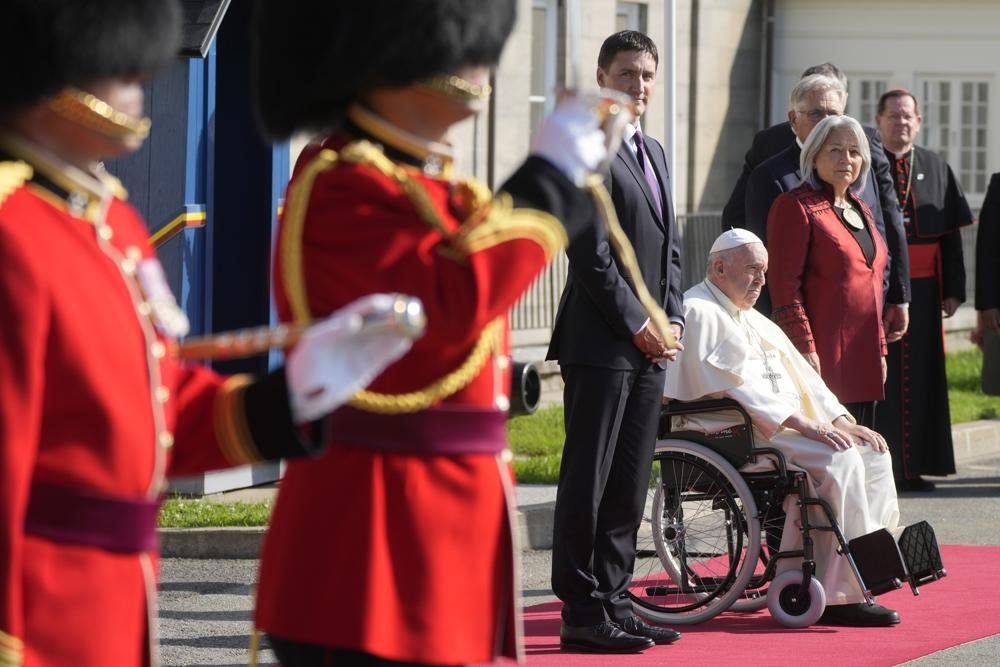 Pope Francis is flanked by Canadian Prime Minister Justin Trudeau (L) and Governor-General Mary Simon (R) upon his arrival at the Citadelle de Quebec, Canada, July 27, 2022. (AP Photo)