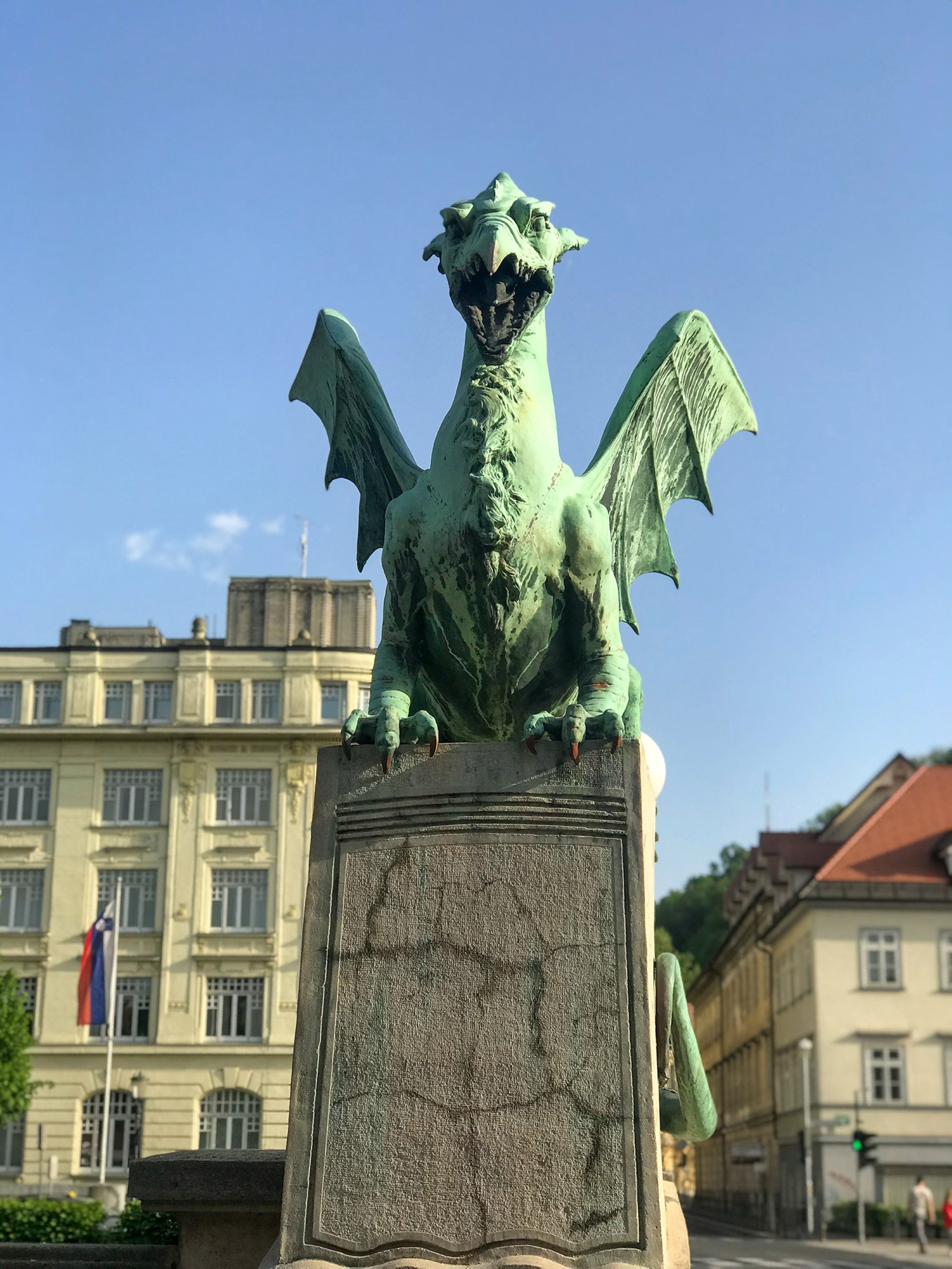 Jembatan Naga memiliki dua patung naga yang megah di kedua ujungnya dengan legenda yang melekat, di Ljubljana, Slovenia.  (Foto oleh zge engelen)