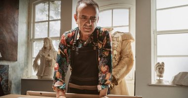 Ismail Acar works on the &quot;Kaftan&quot; series prepared for Turkish e-commerce platform Trendyol&#039;s art project, July 26, 2022. (Photo courtesy of Art for Goodness Association)