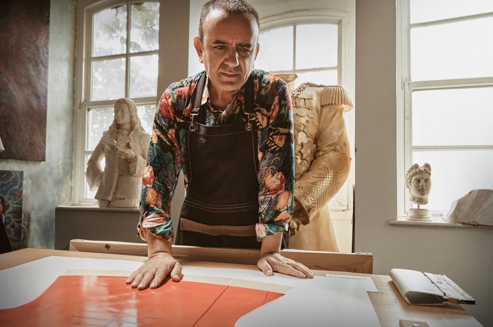 Ismail Acar works on the &quot;Kaftan&quot; series prepared for Turkish e-commerce platform Trendyol&#039;s art project, July 26, 2022. (Photo courtesy of Art for Goodness Association)