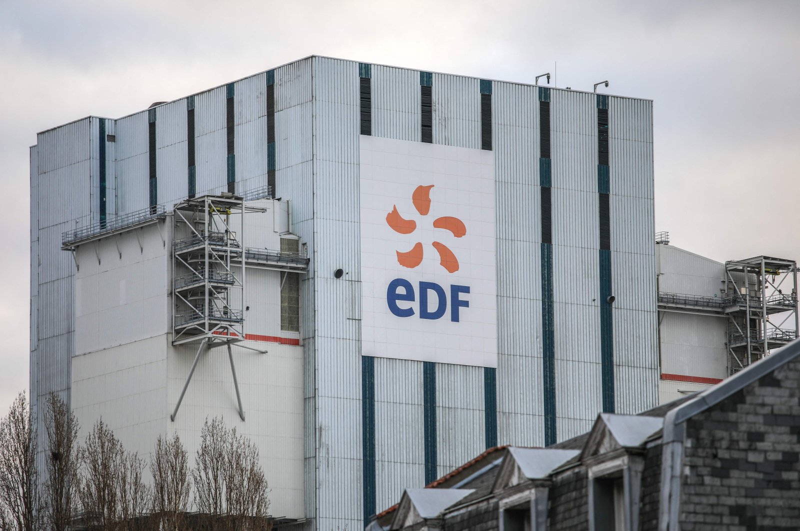 Batas harga energi mendorong raksasa listrik Prancis EDF ke dalam rekor kerugian