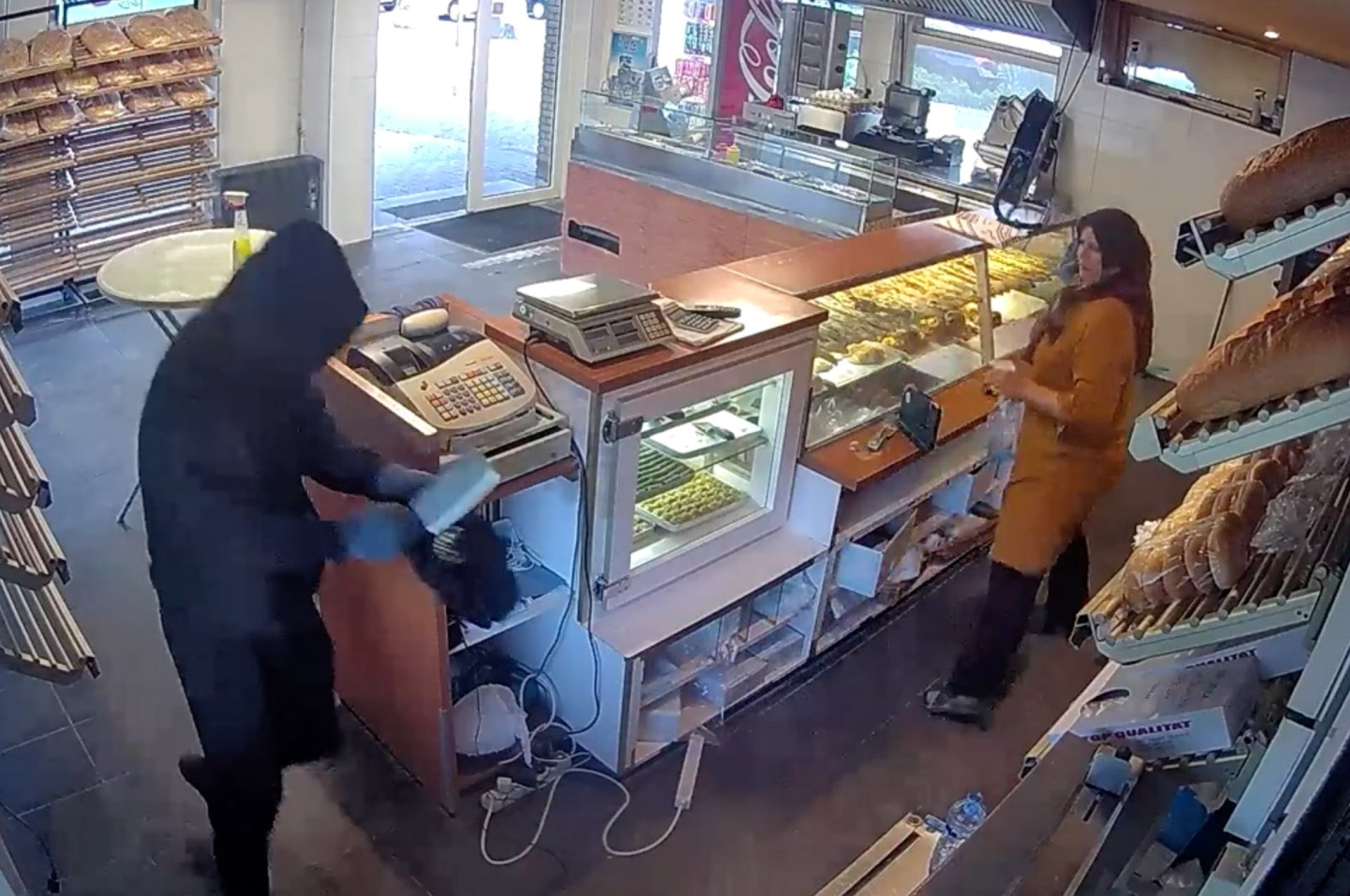 Wanita Turki-Belanda yang pemberani mengusir pencuri dari toko roti