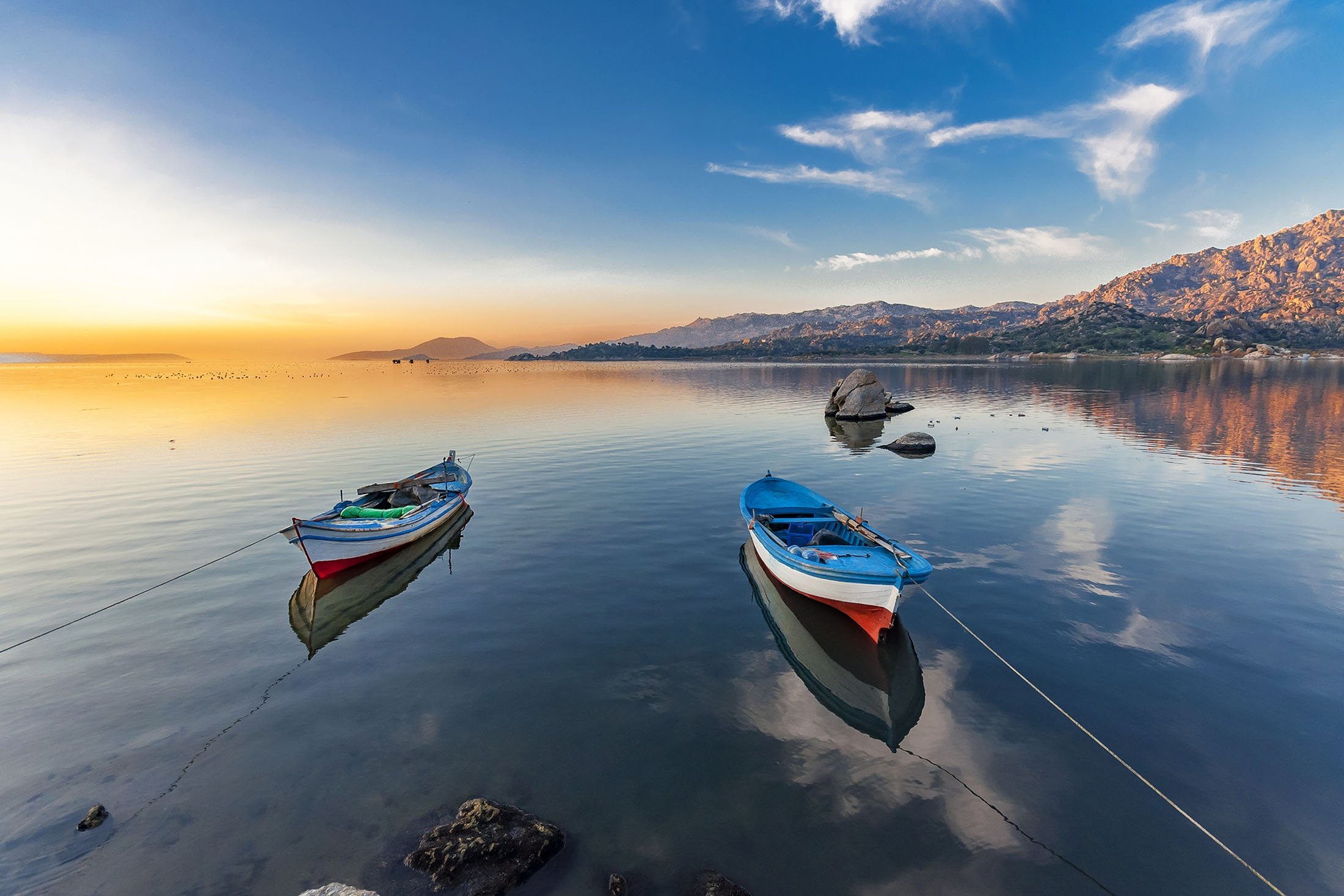 Terletak di dekat Milas di Muğla dan terlihat dari jalan raya utama, Danau Bafa adalah bagian alam yang agung dengan nuansa tropis dan tanaman serta burung yang mempercantiknya.  (Foto Shutterstock)