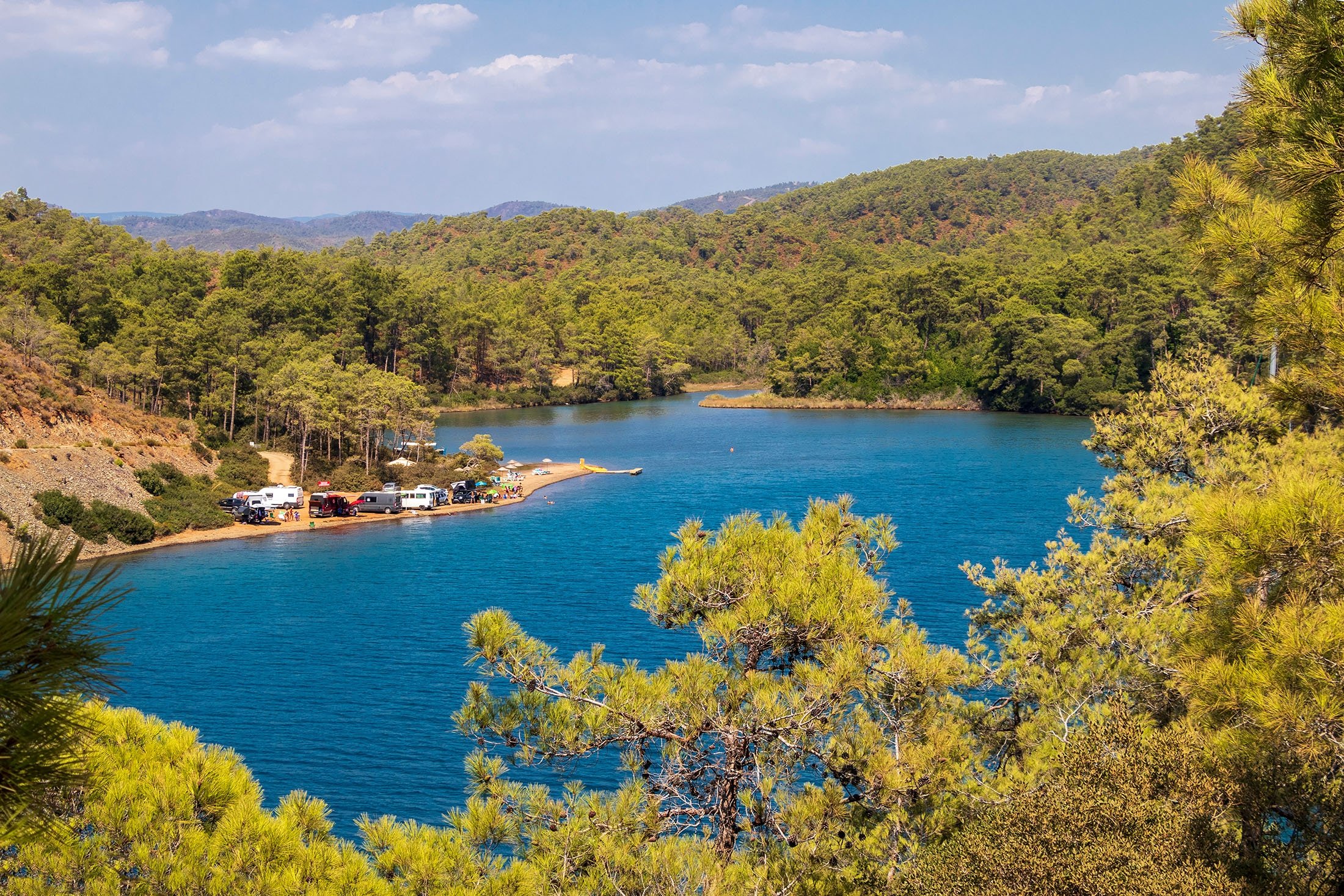 Club Amazon di Marmaris' Bördübet adalah perkemahan dengan bungalow karavan gipsi untuk menginap dan sungai untuk berkayak ke laut.  (Foto Shutterstock)