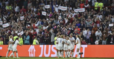 England&#039;s players celebrate after scoring against Sweden, in Sheffield, England, Jul. 26, 2022. (AP PHOTO) 