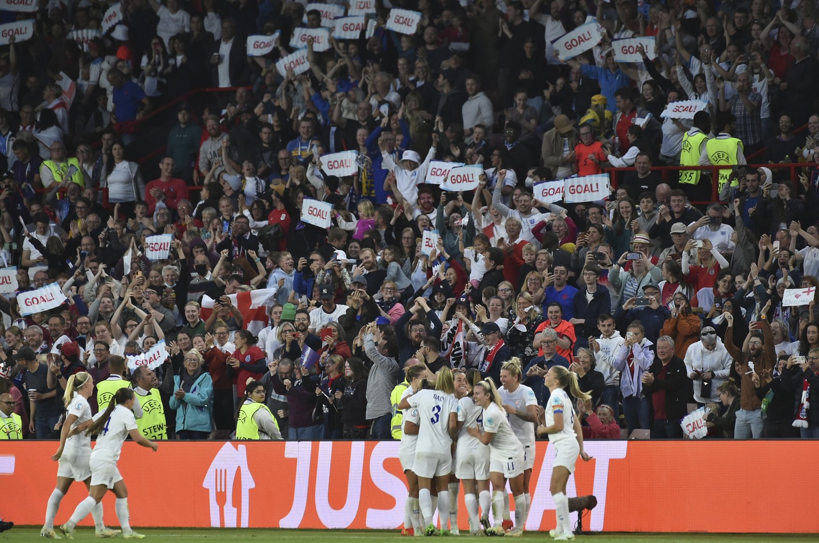England&#039;s players celebrate after scoring against Sweden, in Sheffield, England, Jul. 26, 2022. (AP PHOTO) 