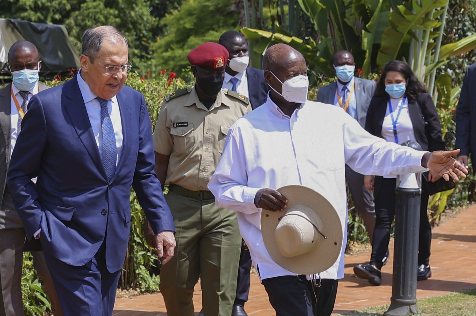 Russian Foreign Minister Sergey Lavrov (L) and Ugandan President Yowerei Museveni walk during their meeting in Entebbe, Uganda, July 26, 2022. (Russian Foreign Ministry Press Service via AP)