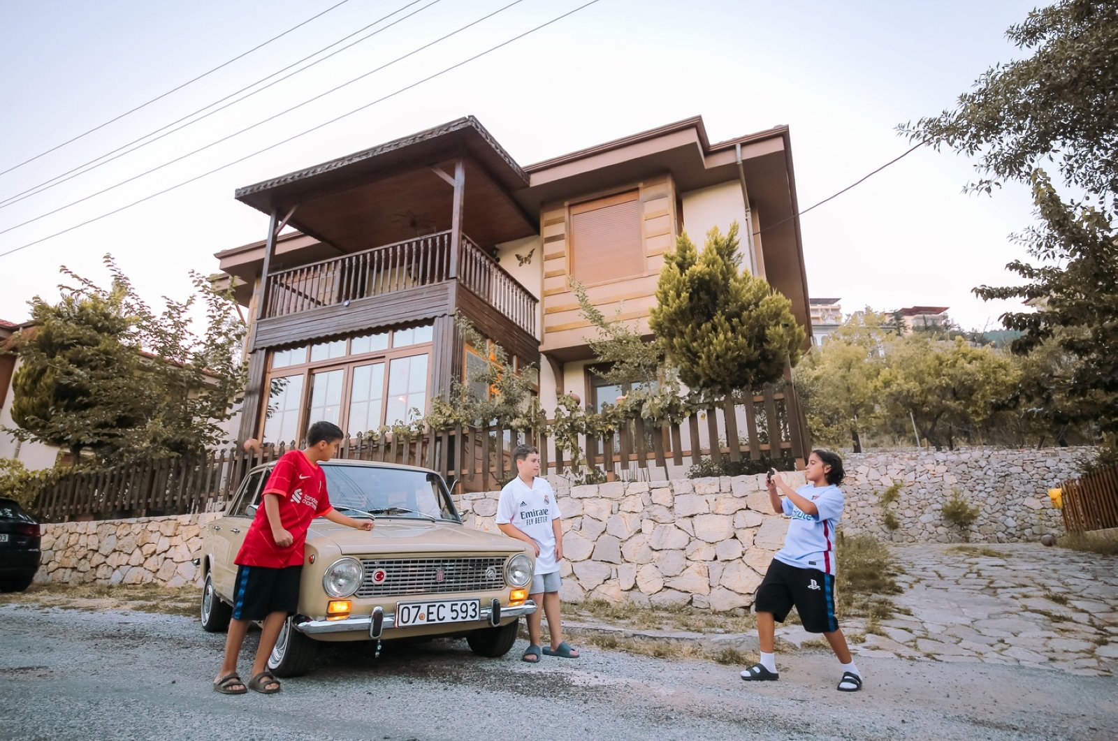Seorang pria mengembalikan Fiat 124 Turki dalam ingatan ayah dengan suku cadang Italia