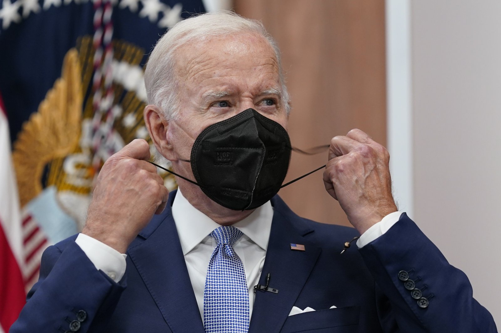 U.S. President Joe Biden removes his face mask as he arrives to speak about the economy during a meeting with CEOs in the South Court Auditorium on the White House complex in Washington, July 28, 2022. (AP Photo)