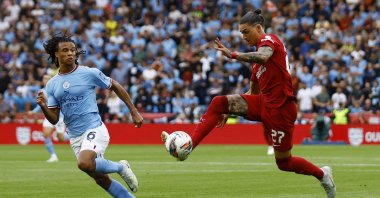 Man City's Nathan Ake (L) in action with Liverpool's Darwin Nunez in the Community Shield match, Leicester, England, July 30, 2022. (Reuters Photo)