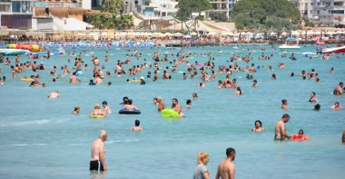 People on a beach in Aydın, western Turkey, July 30, 2022. (AA PHOTO)