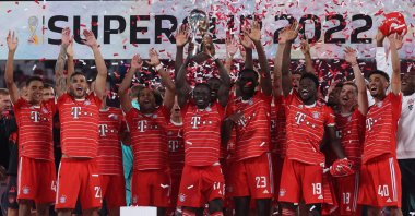 Bayern Munich's Sadio Mane lifts the German Super Cup trophy, Leipzig, Germany, July 30, 2022. (AFP Photo)