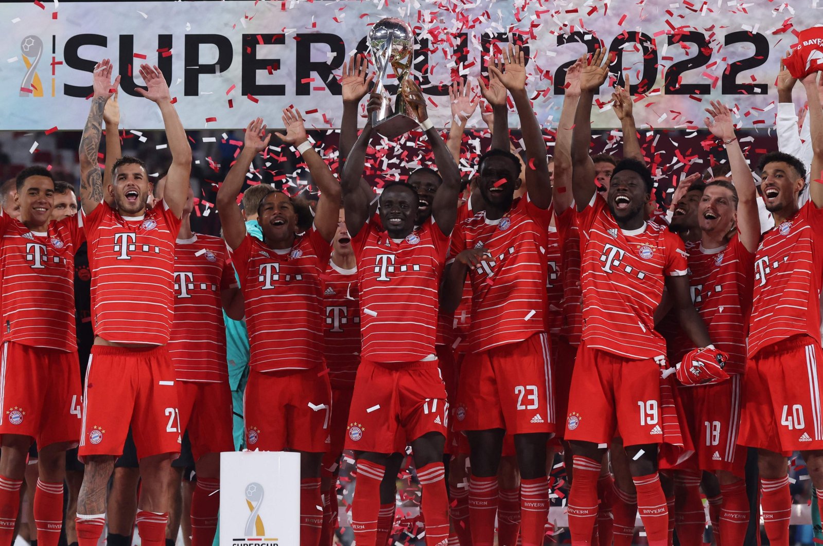 Bayern Munich&#039;s Sadio Mane lifts the German Super Cup trophy, Leipzig, Germany, July 30, 2022. (AFP Photo)