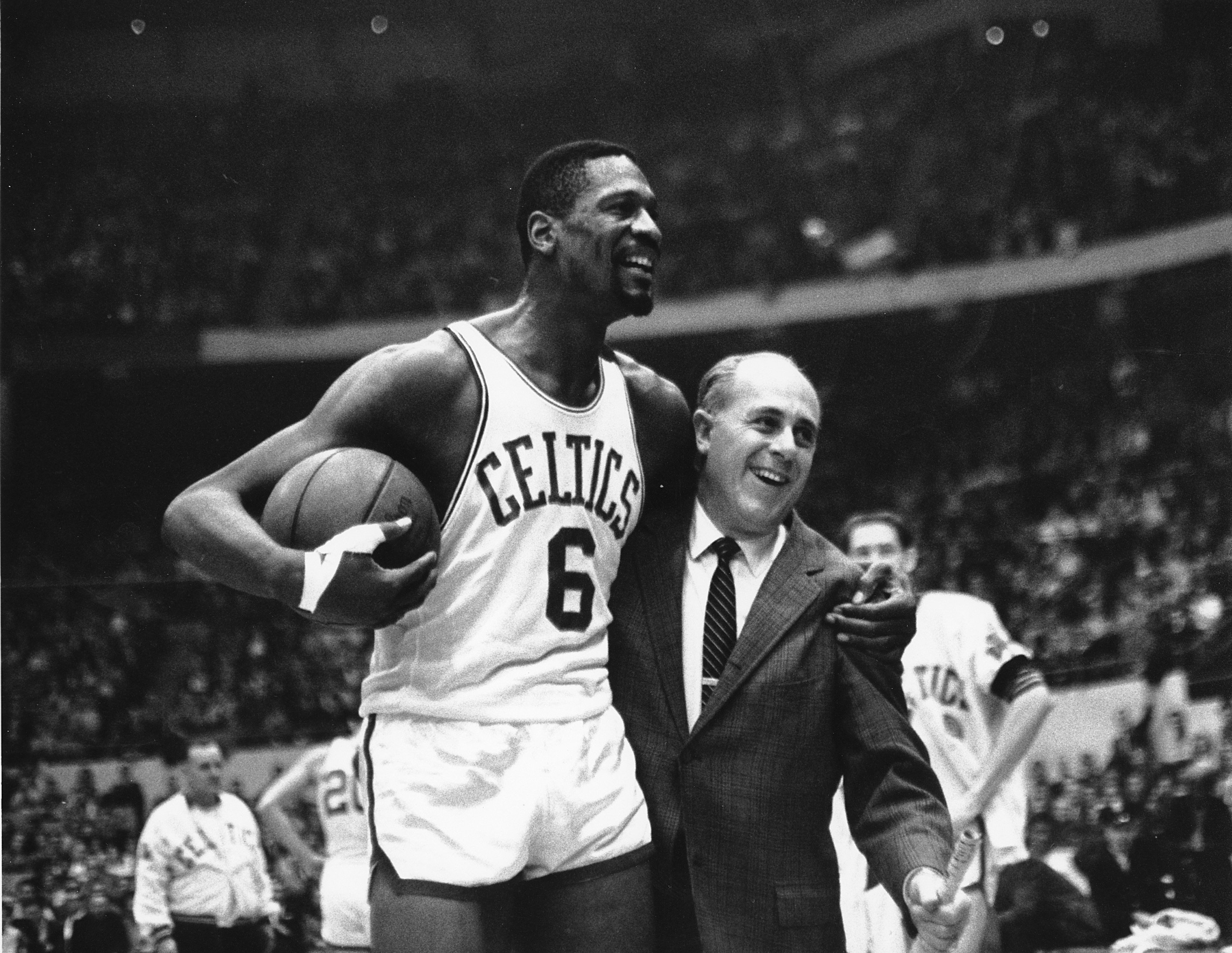 Bill Russell dari Celtics (kiri) dengan pelatih Arnold 