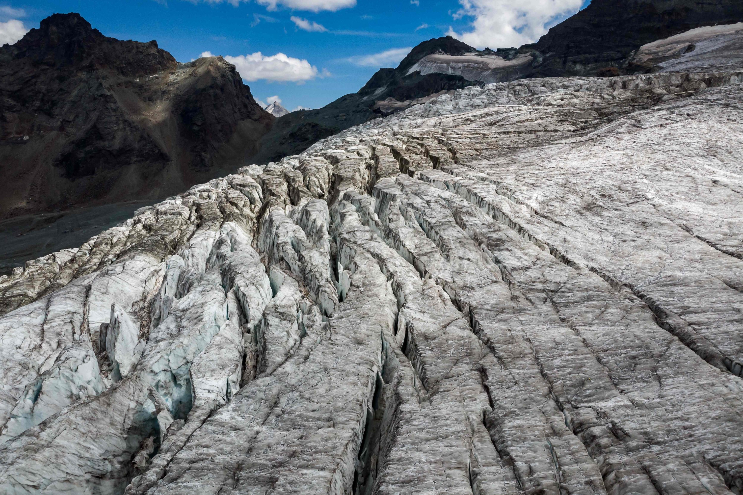 Celah di Fee Glacier di atas resor alpine Swiss Saas-Fee, Swiss, 30 Juli 2022. (AFP Photo)