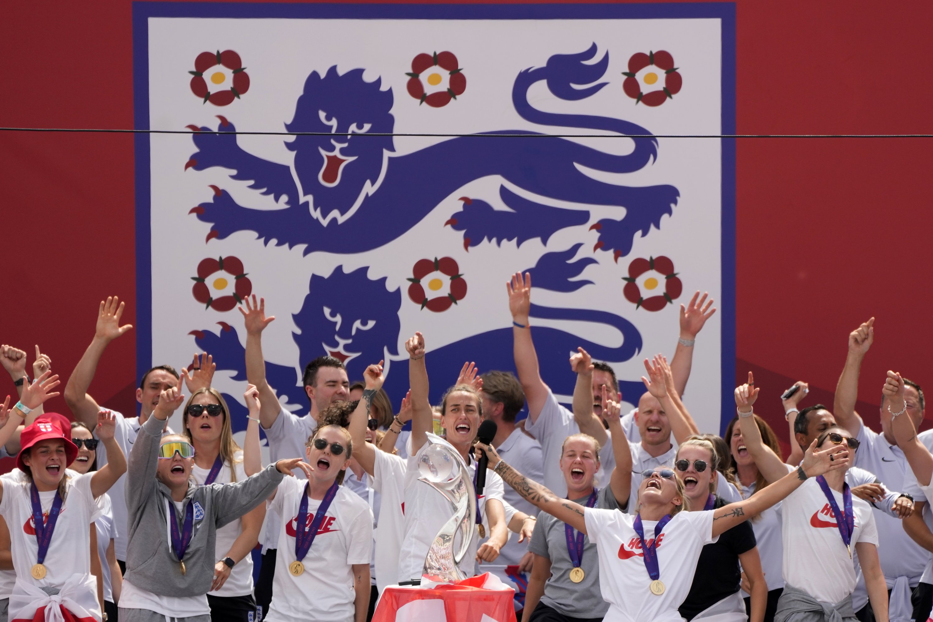 Para pemain Inggris merayakan di atas panggung di sebuah acara di Trafalgar Square, London, Inggris, 1 Agustus 2022. (AP Photo)