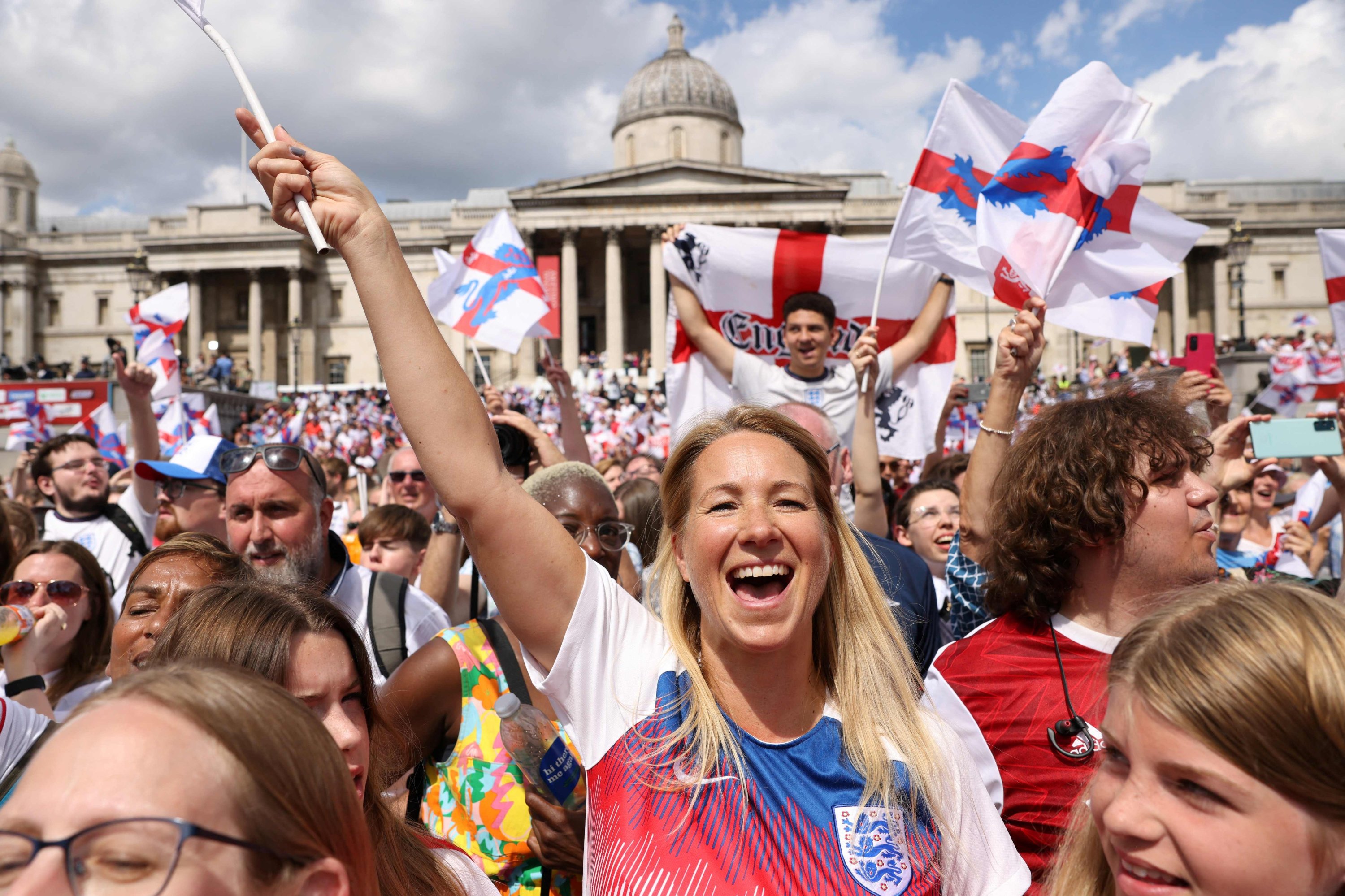 Penggemar sepak bola bersorak saat pesta kemenangan di Trafalgar Square, London, Inggris, 1 Agustus 2022. (AFP Photo)