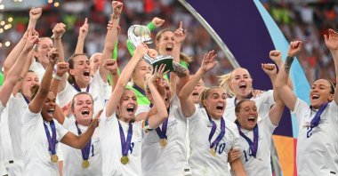 England players celebrate with the trophy after winning the UEFA Women&#039;s Euro 2022 final against Germany, London, England, July 31, 2022. (EPA Photo)