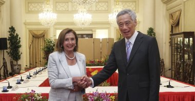 U.S. House Speaker Nancy Pelosi (L) and Singaporean Prime Minister Lee Hsien Loong shake hands at the Istana Presidential Palace, Singapore, Aug. 1, 2022. (Ministry of Communications and Information, Singapore via AP)