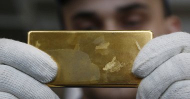 An employee shows a gold bar at the Prioksky Non-Ferrous Metals Plant in Kasimov, Russia, Feb. 14, 2017. (Reuters Photo)