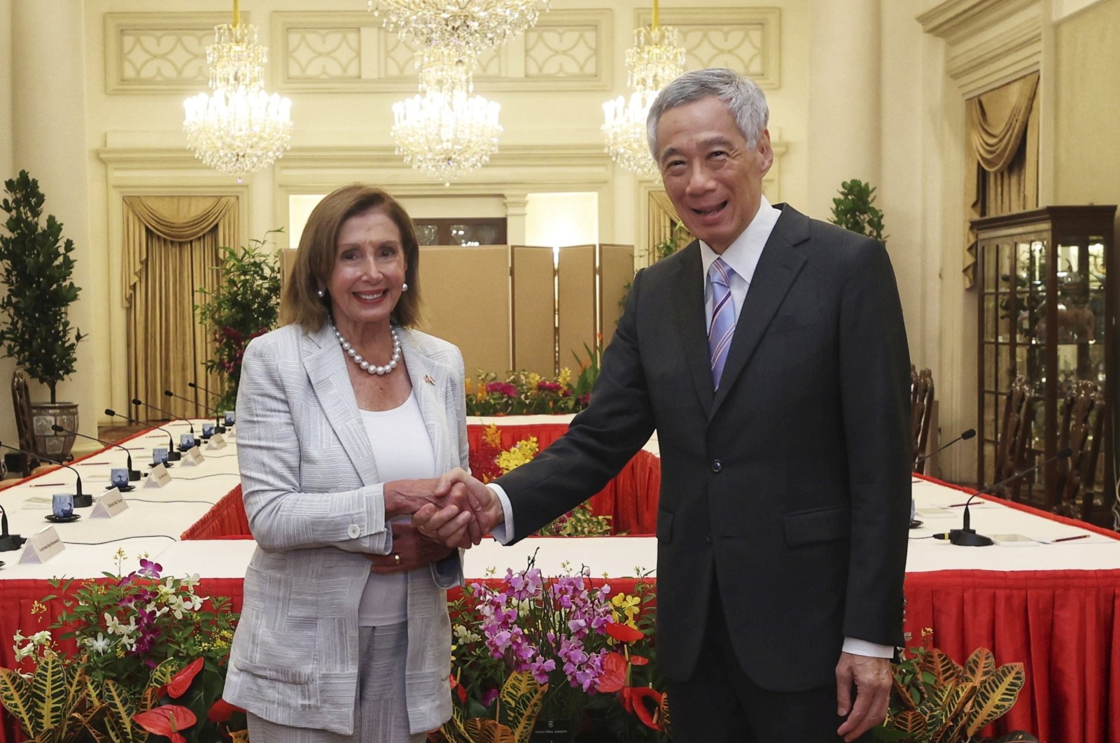 U.S. House Speaker Nancy Pelosi (L) and Singaporean Prime Minister Lee Hsien Loong shake hands at the Istana Presidential Palace, Singapore, Aug. 1, 2022. (Ministry of Communications and Information, Singapore via AP)