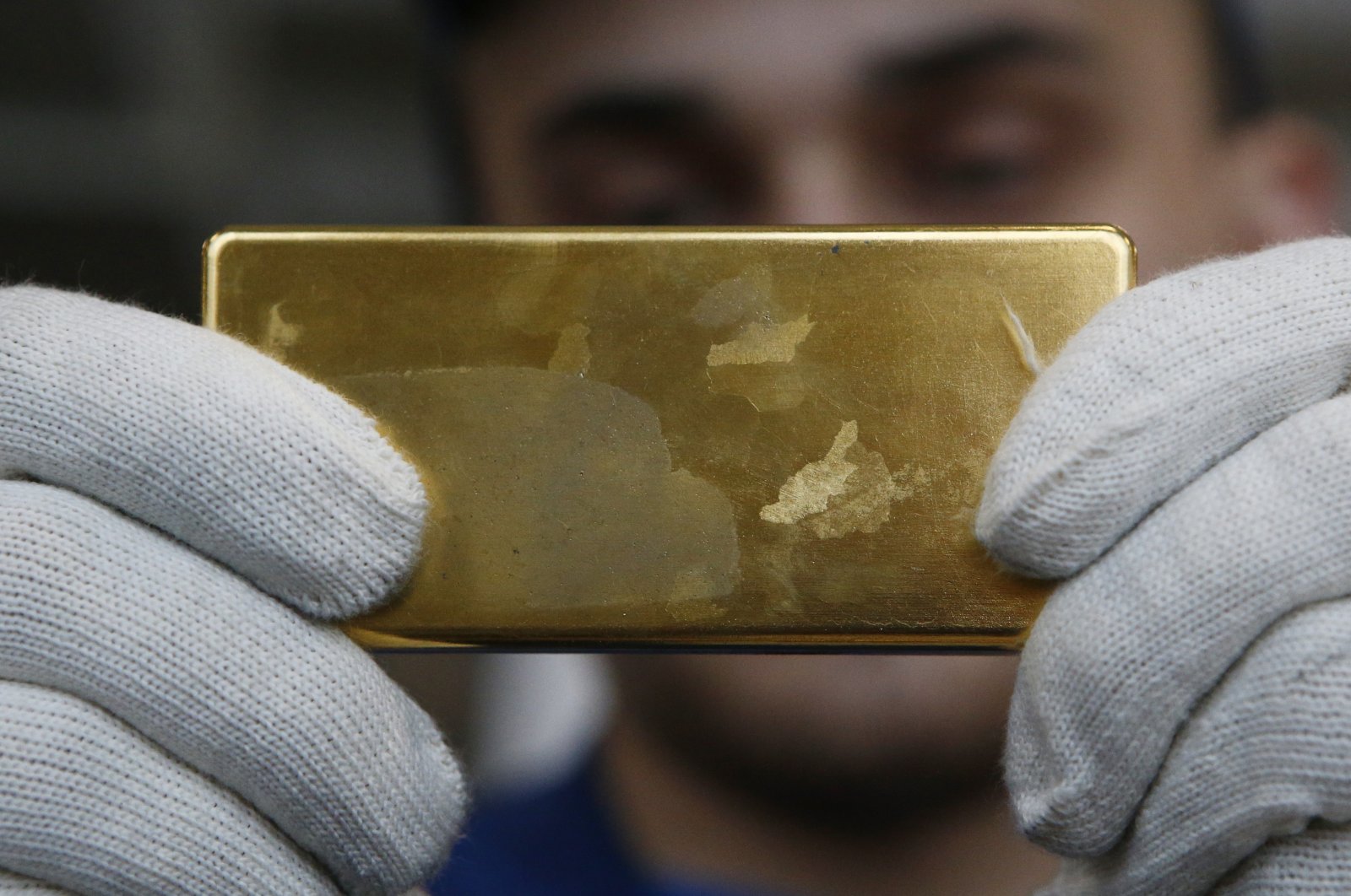 An employee shows a gold bar at the Prioksky Non-Ferrous Metals Plant in Kasimov, Russia, Feb. 14, 2017. (Reuters Photo)
