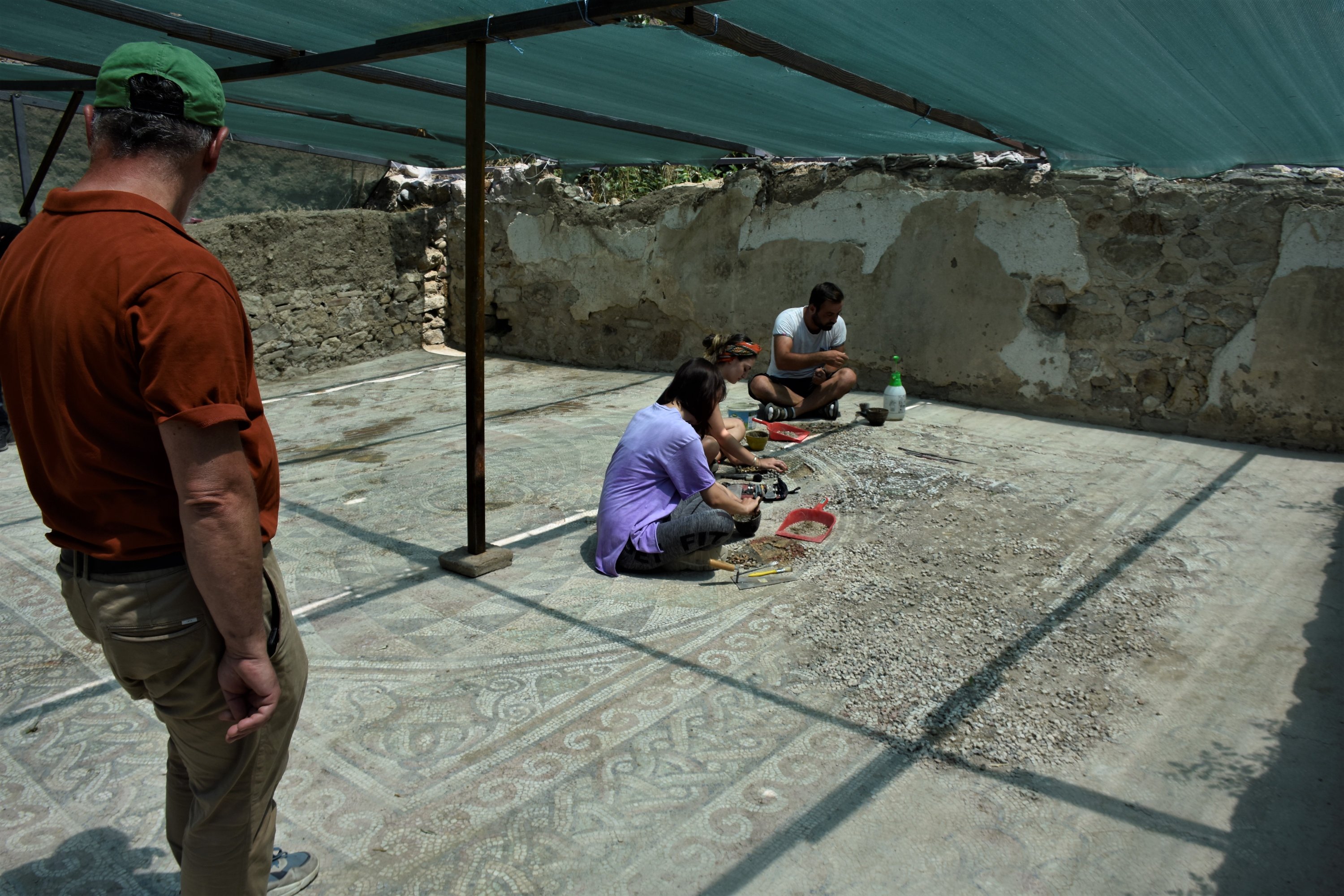 Para ahli mengerjakan mosaik di kota kuno Myrleia, Bursa, Turki barat laut, 1 Agustus 2022. (AA) 