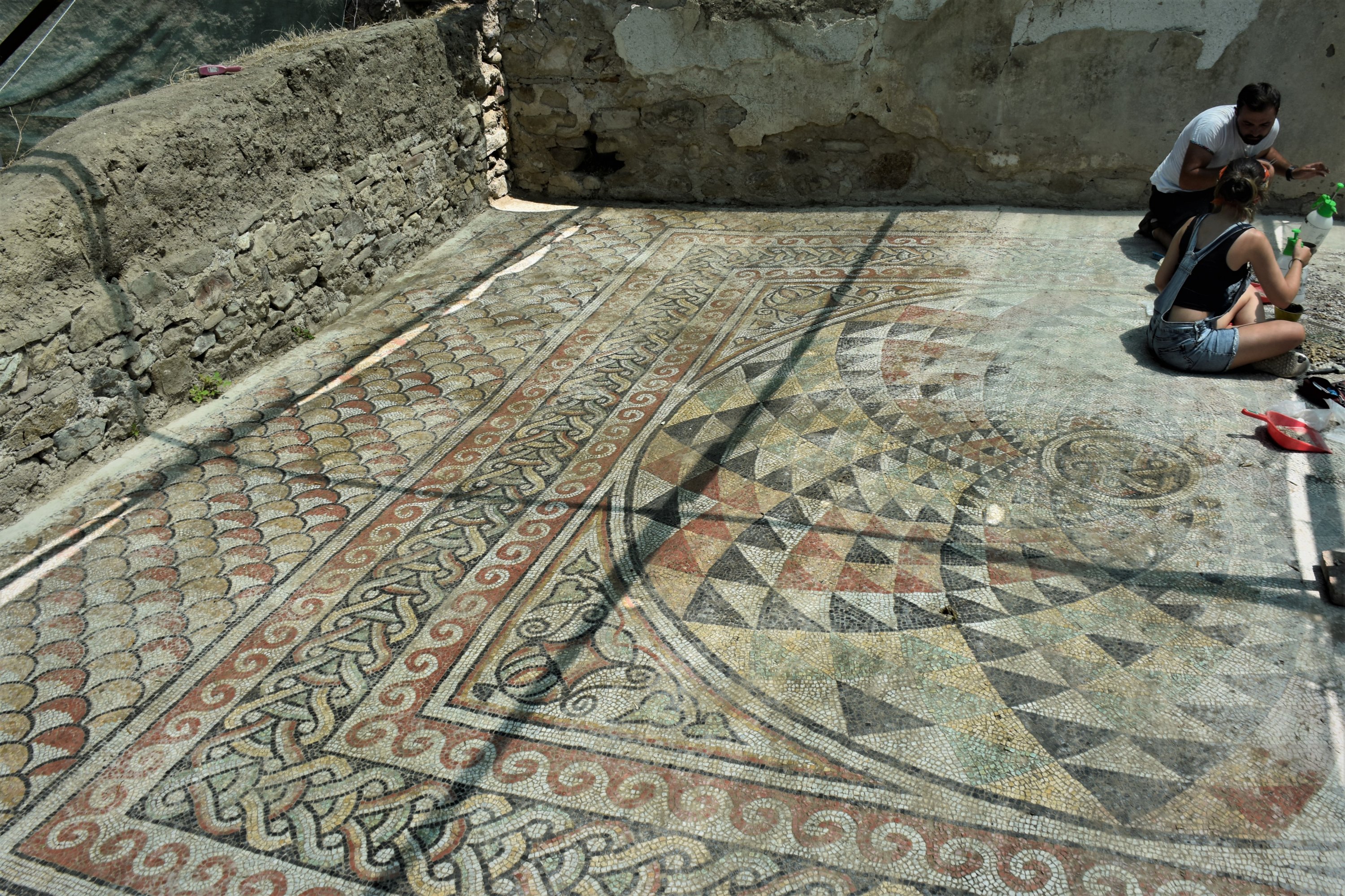 Mosaik dari dekat di kota kuno Myrleia, Bursa, barat laut Turki, 1 Agustus 2022. (AA) 