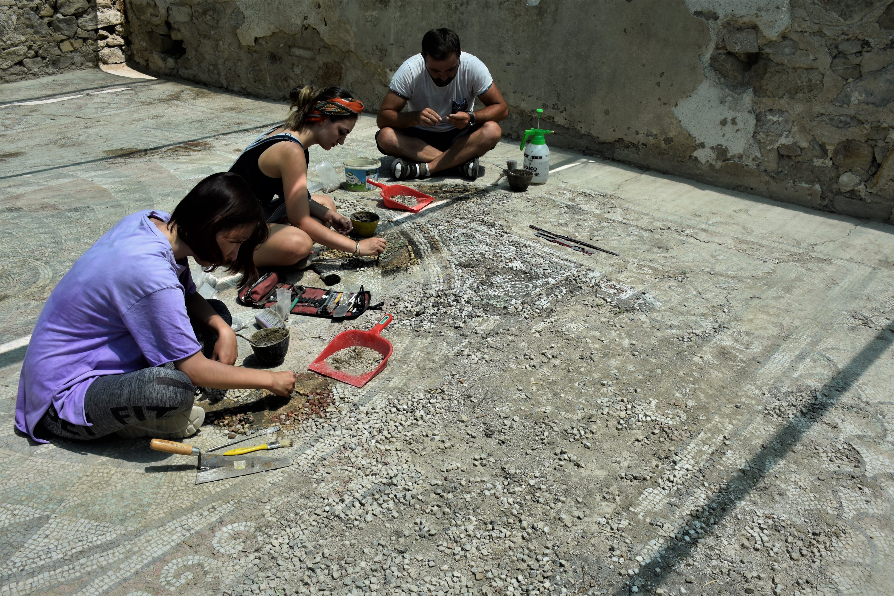 Para ahli mengerjakan mosaik di kota kuno Myrleia, Bursa, Turki barat laut, 1 Agustus 2022. (AA) 