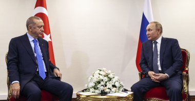President Recep Tayyip Erdoğan (L) talks to Russian President Vladimir Putin during their meeting, in Tehran, Iran, July 19, 2022. (Turkish Presidency via AP)
